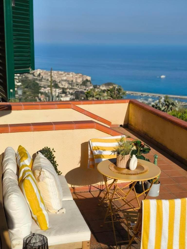 Casa Marzy- Charming Tropea Studio With Pool, Sea & Volcano Views Eksteriør billede